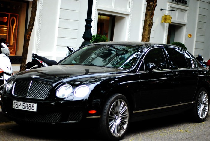 Trước khi tậu Rolls Royce Phantom Rồng thì bầu Kiên cũng đã sở hữu xế sang Bentley Continental Flying Spur có giá hơn 10 tỉ đồng.